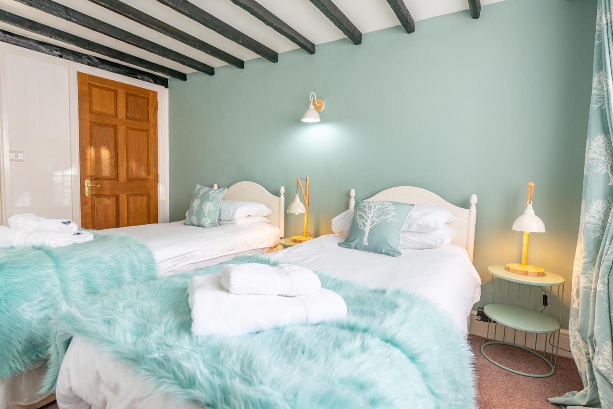 Valley Farm Holiday Cottages Аксминстер Номер фото
